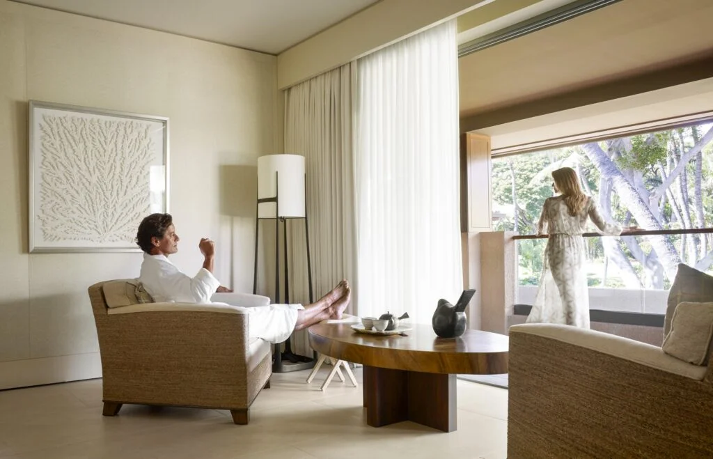 Чоловік п'є каву на дивані в готелі Four Seasons Resort Lanai