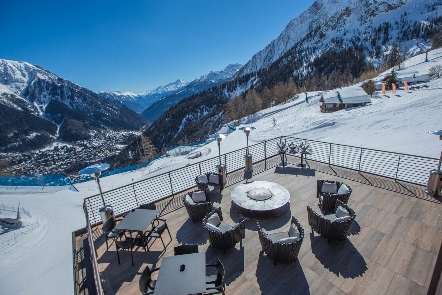 Le-Massif_La-Loge-du-Massif_Terrace-with-view-on-Courmayeur-1.jpg