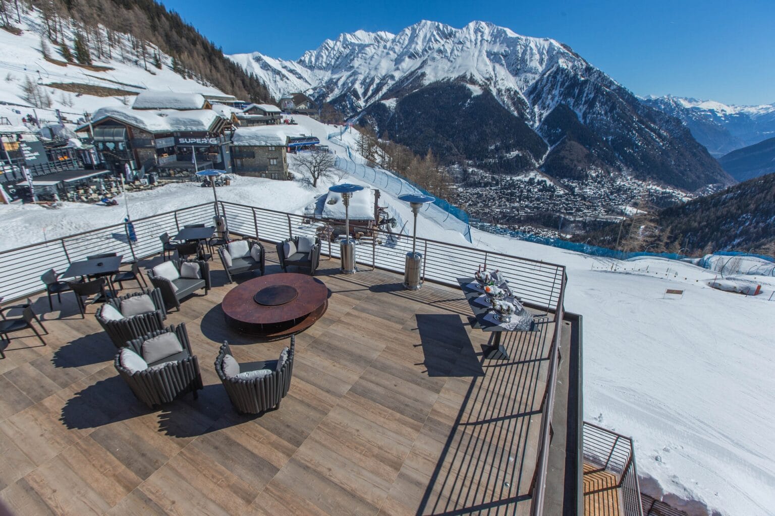 Le-Massif_La-Loge-du-Massif_Terrace-with-view-on-Courmayeur_2.jpg
