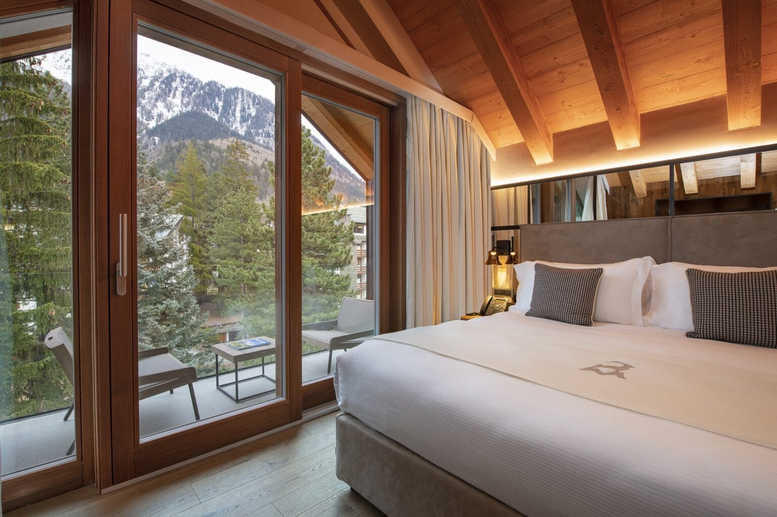 Le-Massif_Top-Roof-Suite_Bedroom_1.jpg
