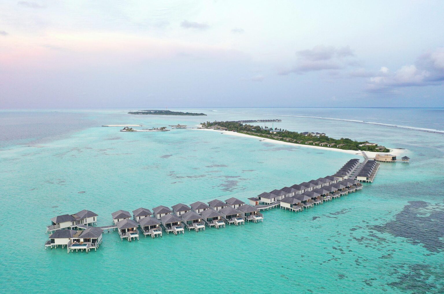 Le-Meridien-Maldives-Resort-Spa-luksusowe-hotele-na-Malediwach-ekskluzywne-wczasy-na-Malediwach-wycieczki-na-Malediwy-szyte-na-miare-1.jpg