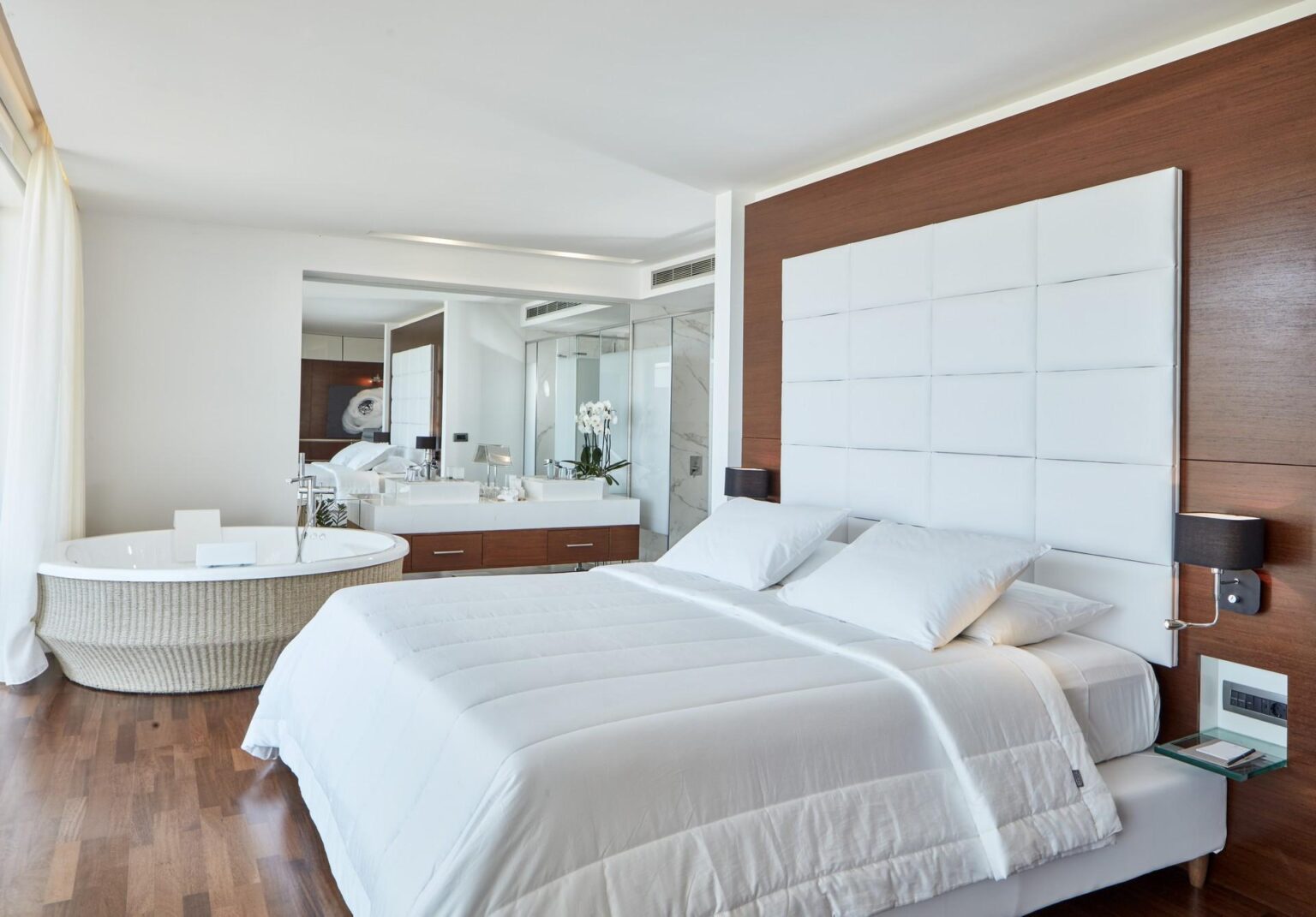 Lesante Blu Exclusive Beach Resort przykładowa sypialnia z dużym łóżkiem