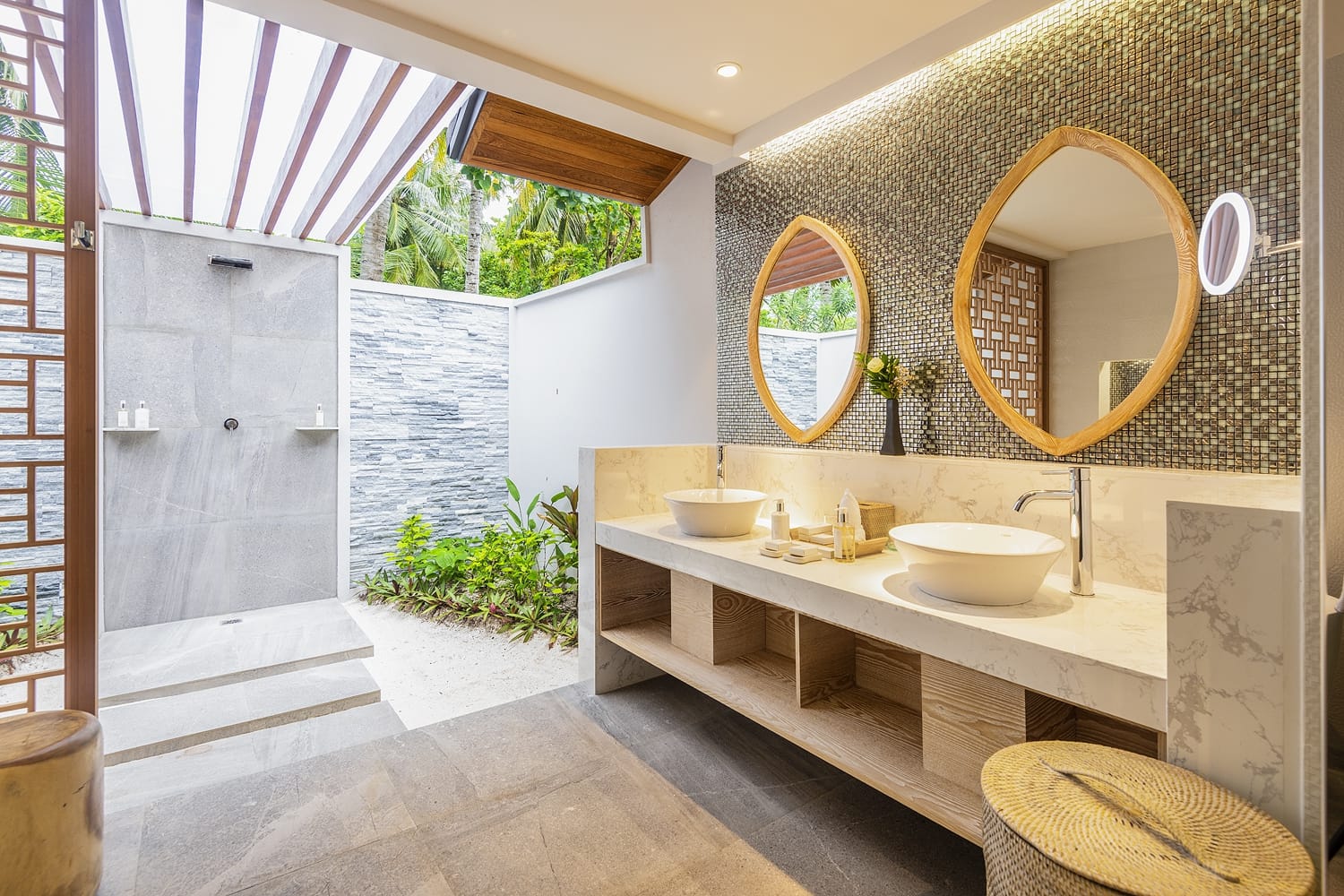 Lily Beach Resort and Spa łazienka z podwójnym lustem