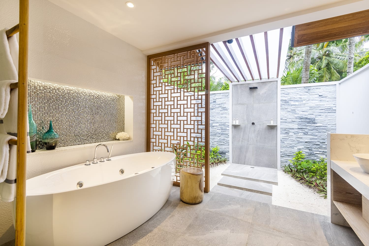 łazienka z wanną urządzona w nowoczesnym tylu. Lily Beach Resort and Spa
