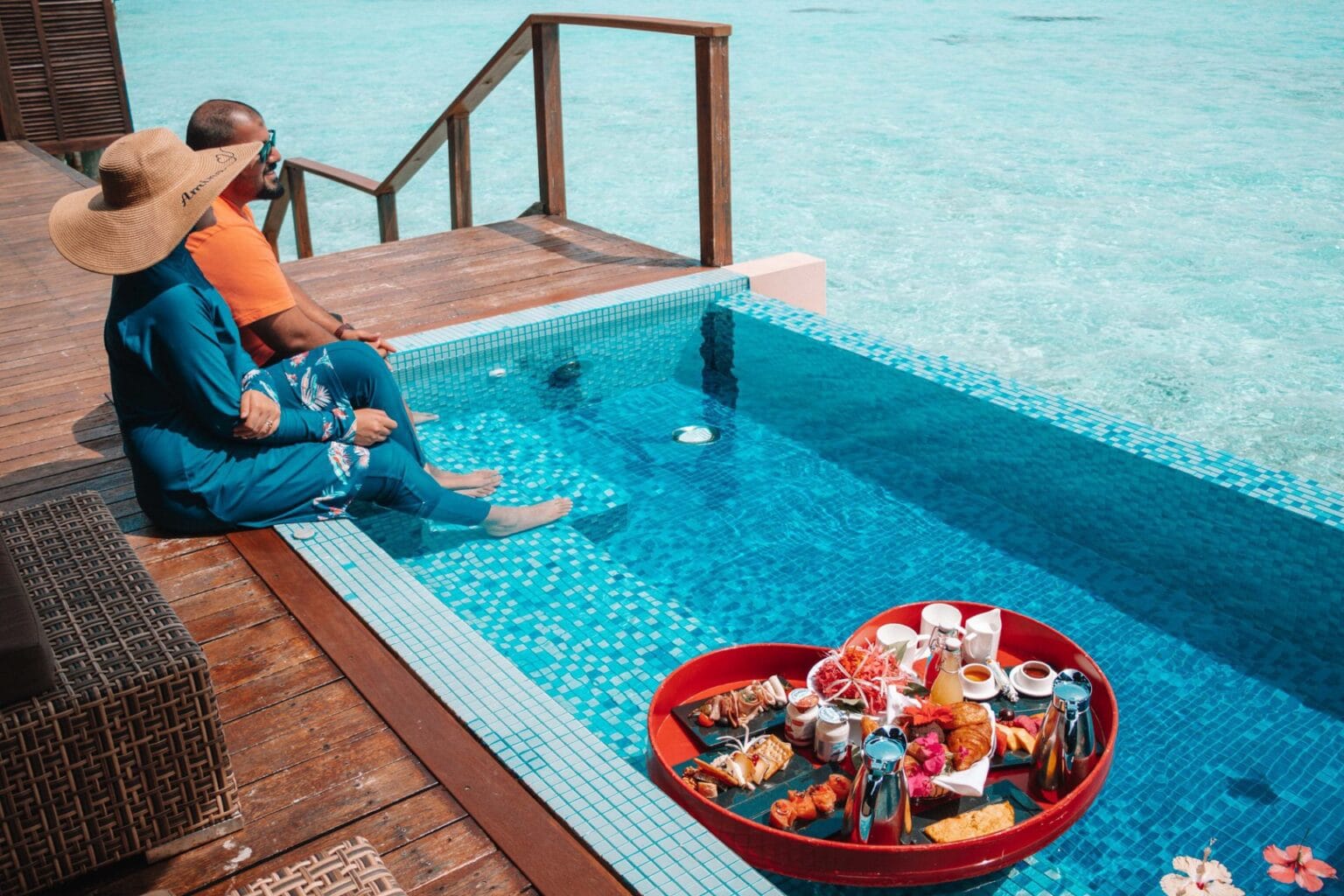 serwowanie dań na paterach w kształcie serca do basenu Lily Beach Resort and Spa