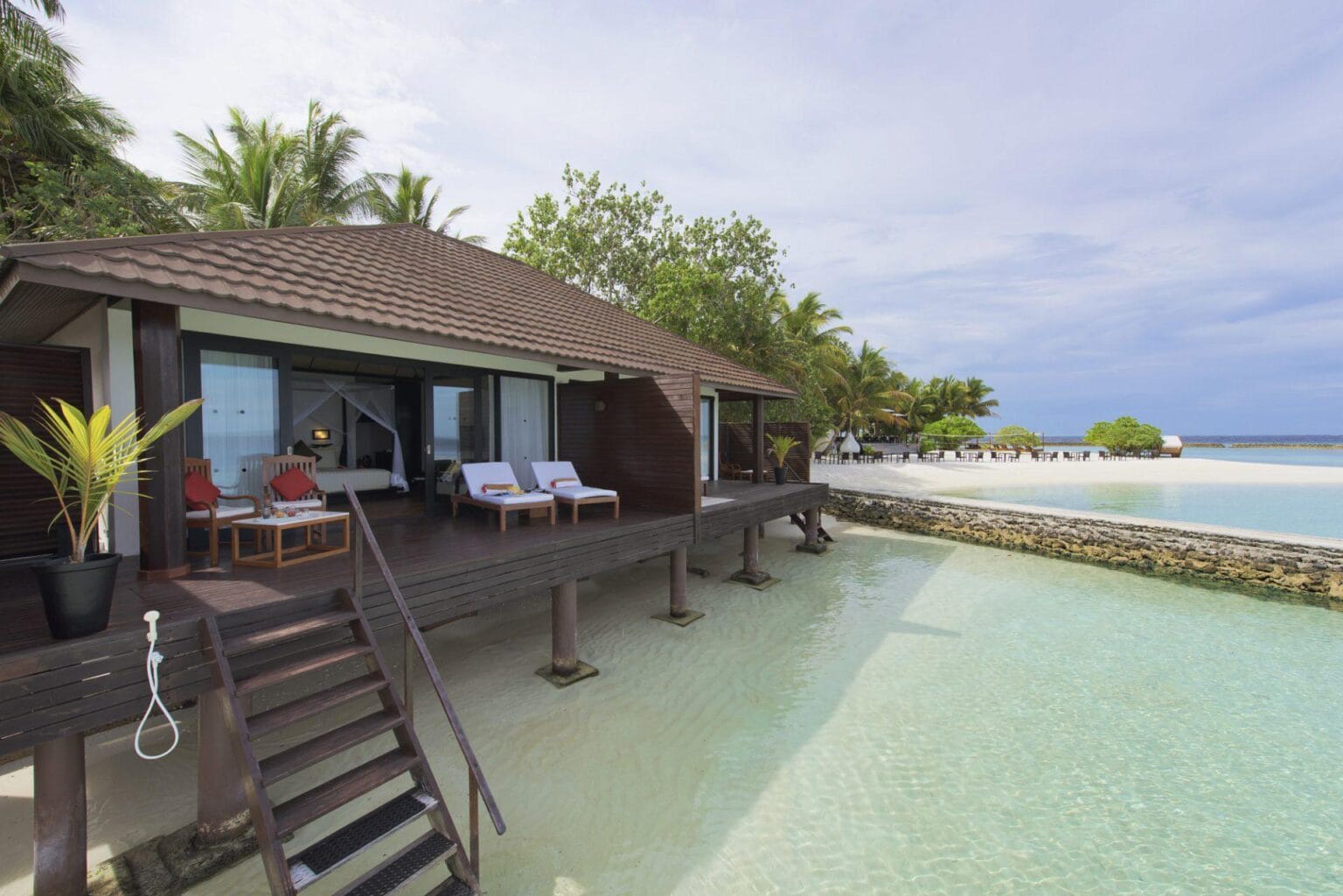Lily-Beach-Maldives-luksusowe-hotele-na-Malediwach-ekskluzywne-wczasy-na-Malediwach-wakacje-z-rodzina-na-Malediwach-47.jpg