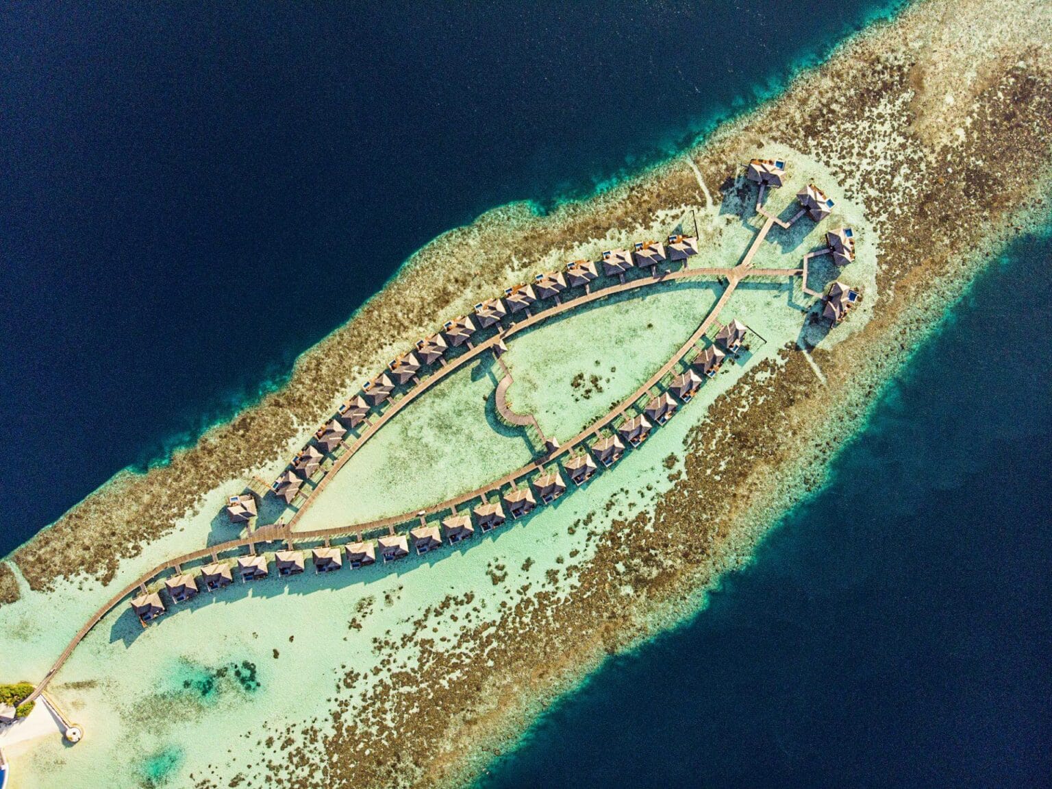 Lily-Beach-Maldives-luksusowe-hotele-na-Malediwach-ekskluzywne-wczasy-na-Malediwach-wakacje-z-rodzina-na-Malediwach-9.jpg