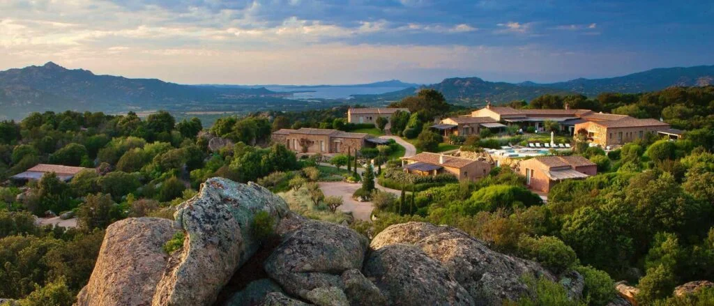 Воспользуйтесь предложением частных лодочных туров на Сардинии, Petra Segreta Resort & Spa — это роскошный бутик-отель на Сардинии, Petra Segreta Resort & Spa, Сан-Панталео, Сардиния, Италия