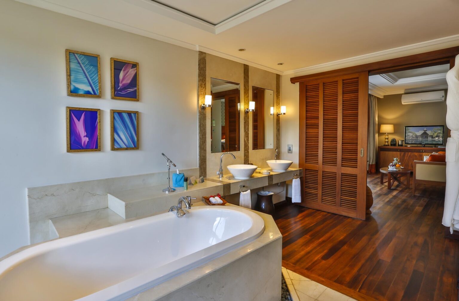 Luxury-suite-bathroom.jpg
