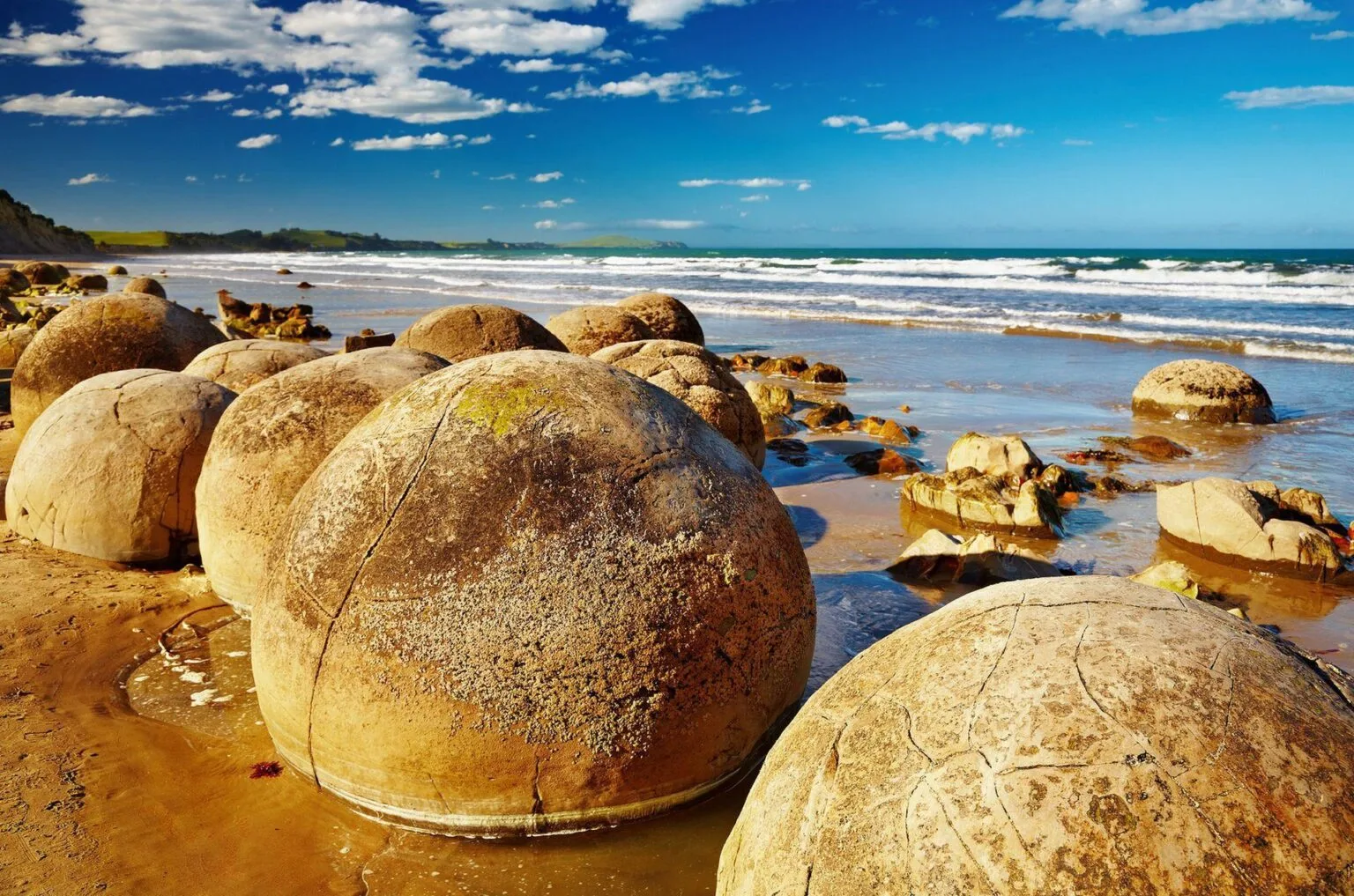 Moeraki-Boulders-New-Zealand.jpg