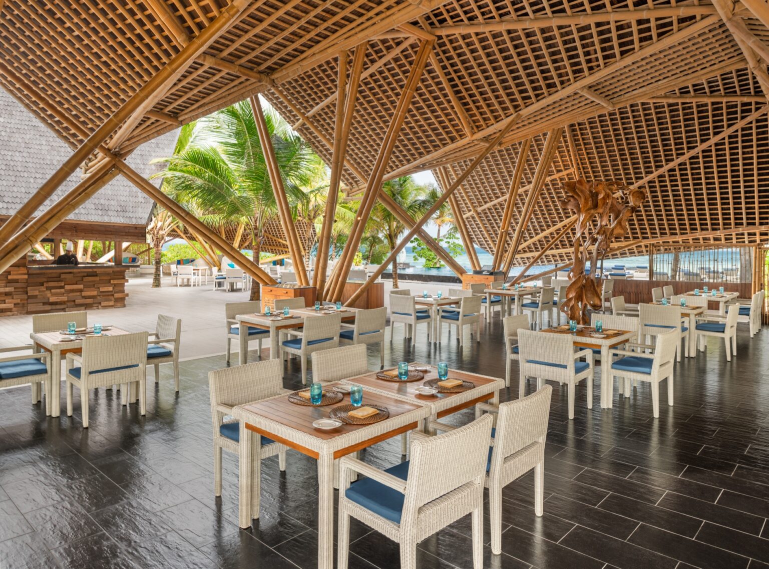 Movenpick-Kuredhivaru-Maldives-luksusowe-hotele-na-Malediwach-ekskluzywne-wakacje-na-Malediwach-wczasy-na-Malediwach-szyte-na-miare-18.jpg