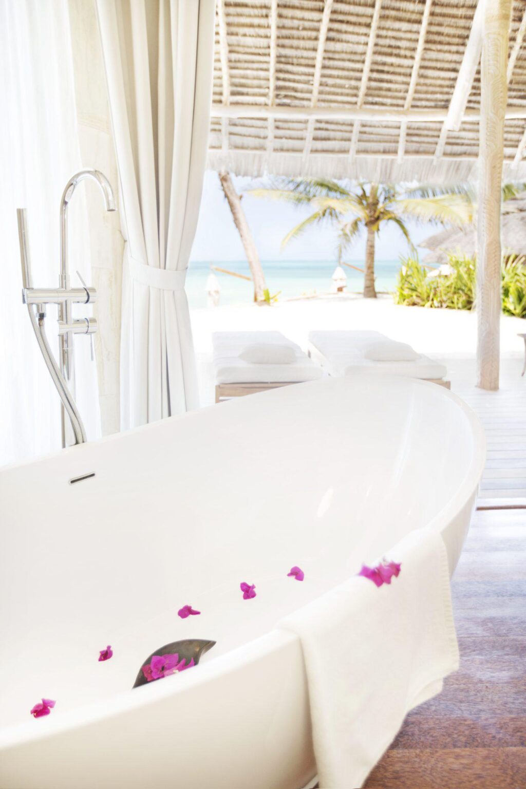 Tulia Zanzibar Unique Beach Resort łazienka z wanną na zewnątrz