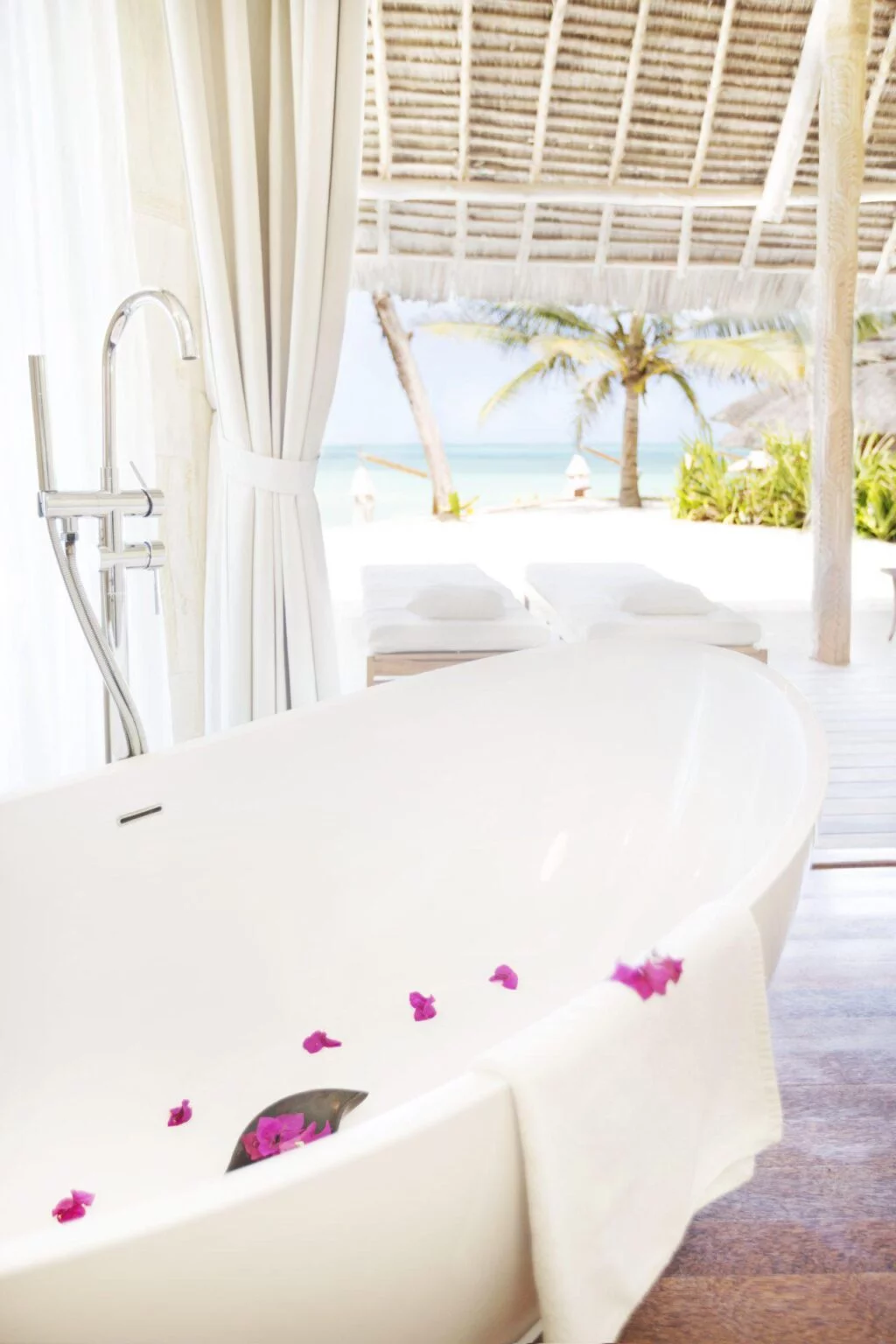 Tulia Zanzibar Unique Beach Resort łazienka z wanną na zewnątrz