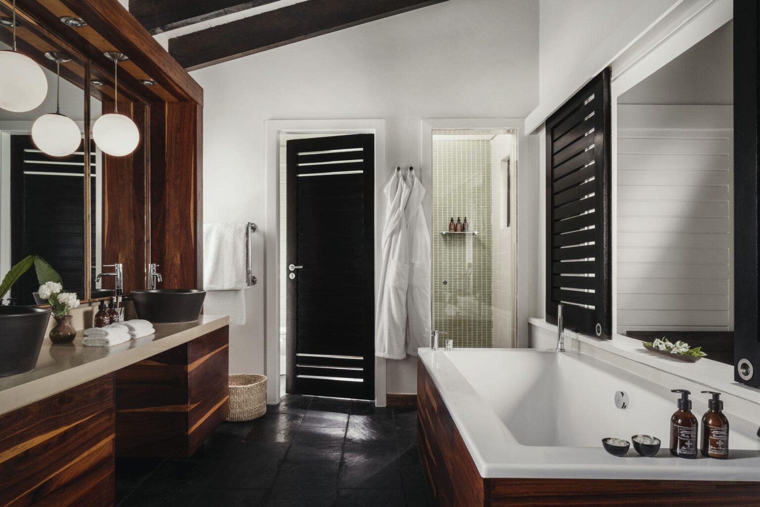 NH_OO_Accommodation_Suite_Bathroom_1114_MASTER.jpg