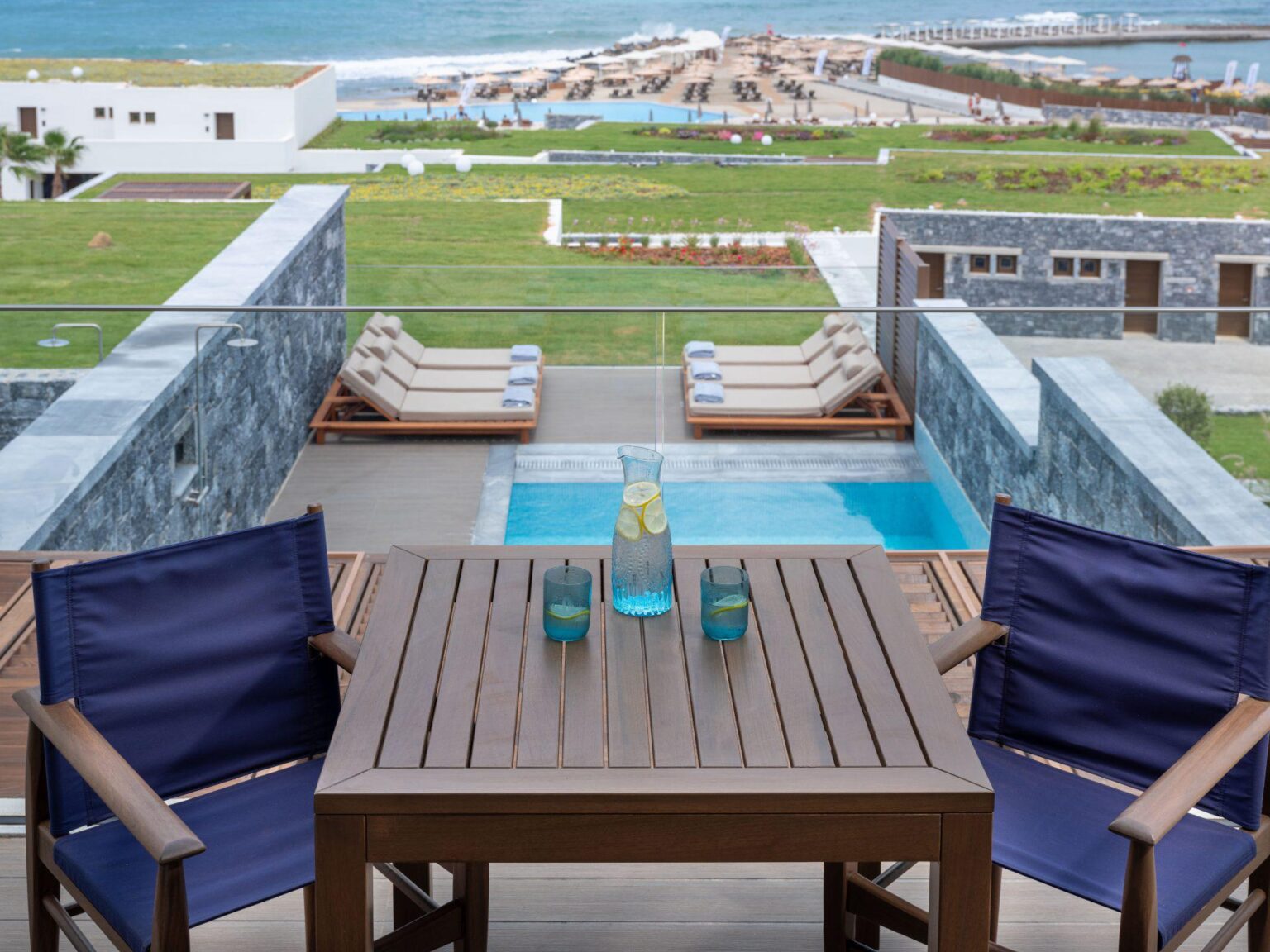 taras z widokiem na morze i plaże