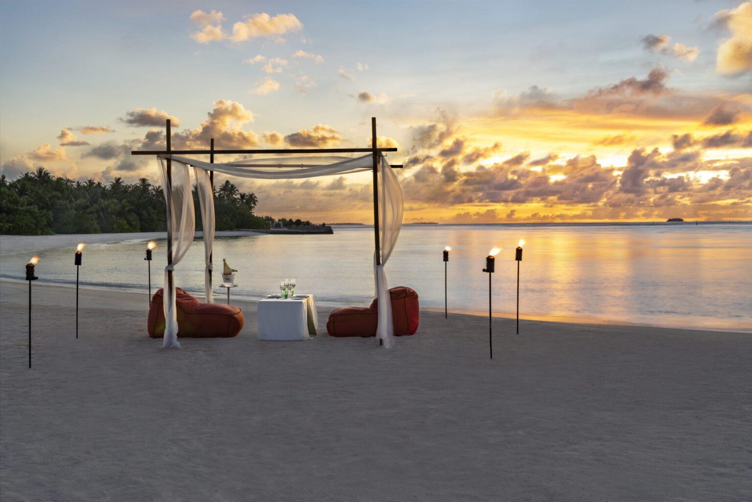 Niyama_Private_Islands_Maldives_Restaurant_Destination_Dining_On_Beach.jpg
