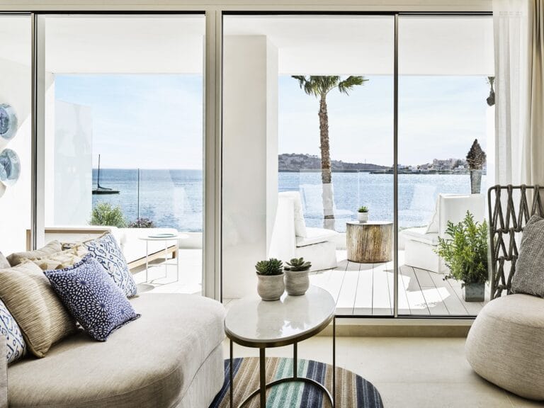 Nobu Hotel Ibiza Bay,Nobu Hotel Ibiza Bay opis hotelu i atrakcyjne położenie,Poznaj udogodnienia hotelu i zaplanuj wakacje na Ibizie,Zatoka Talamanca,Ibiza,Hiszpania