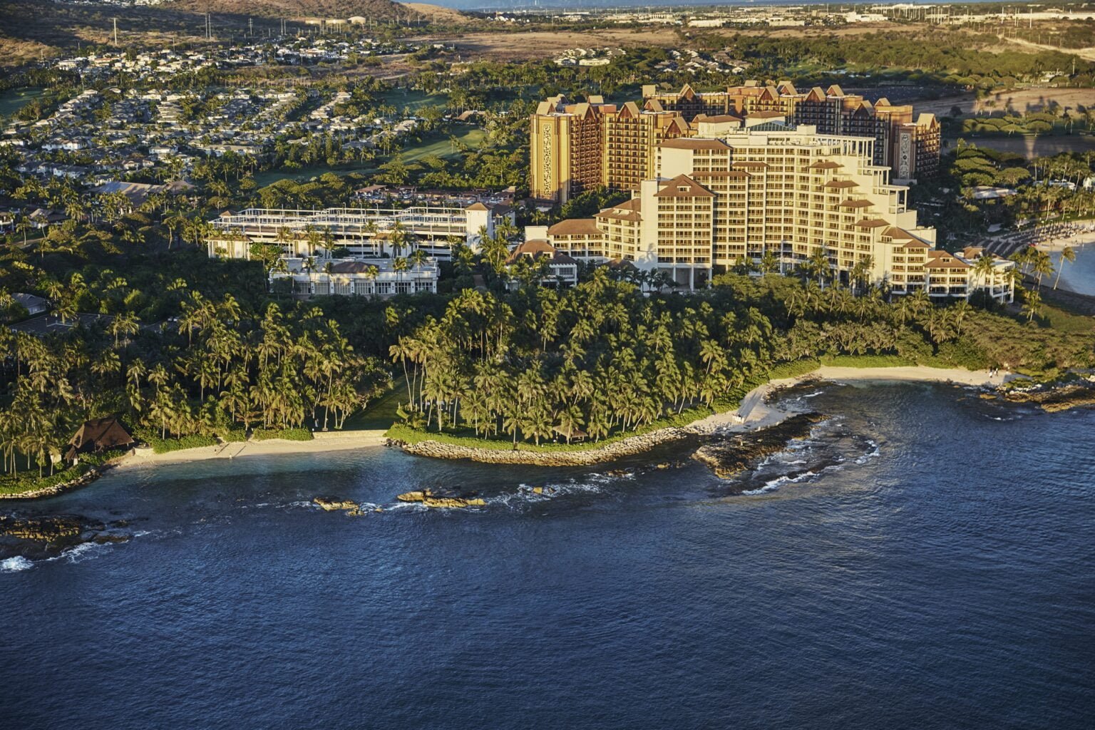 Four Seasons Resort Oahu at Ko Olina widok z wody na cały obiekt