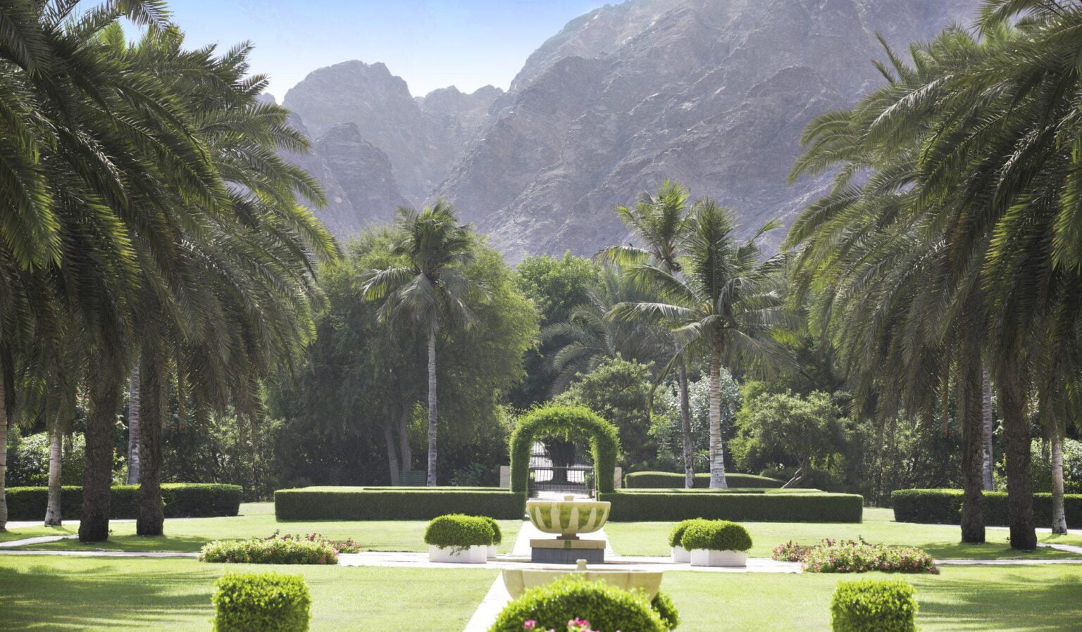 Oman-Muskat-Ritz-Al-Bustan-ogrod.jpg