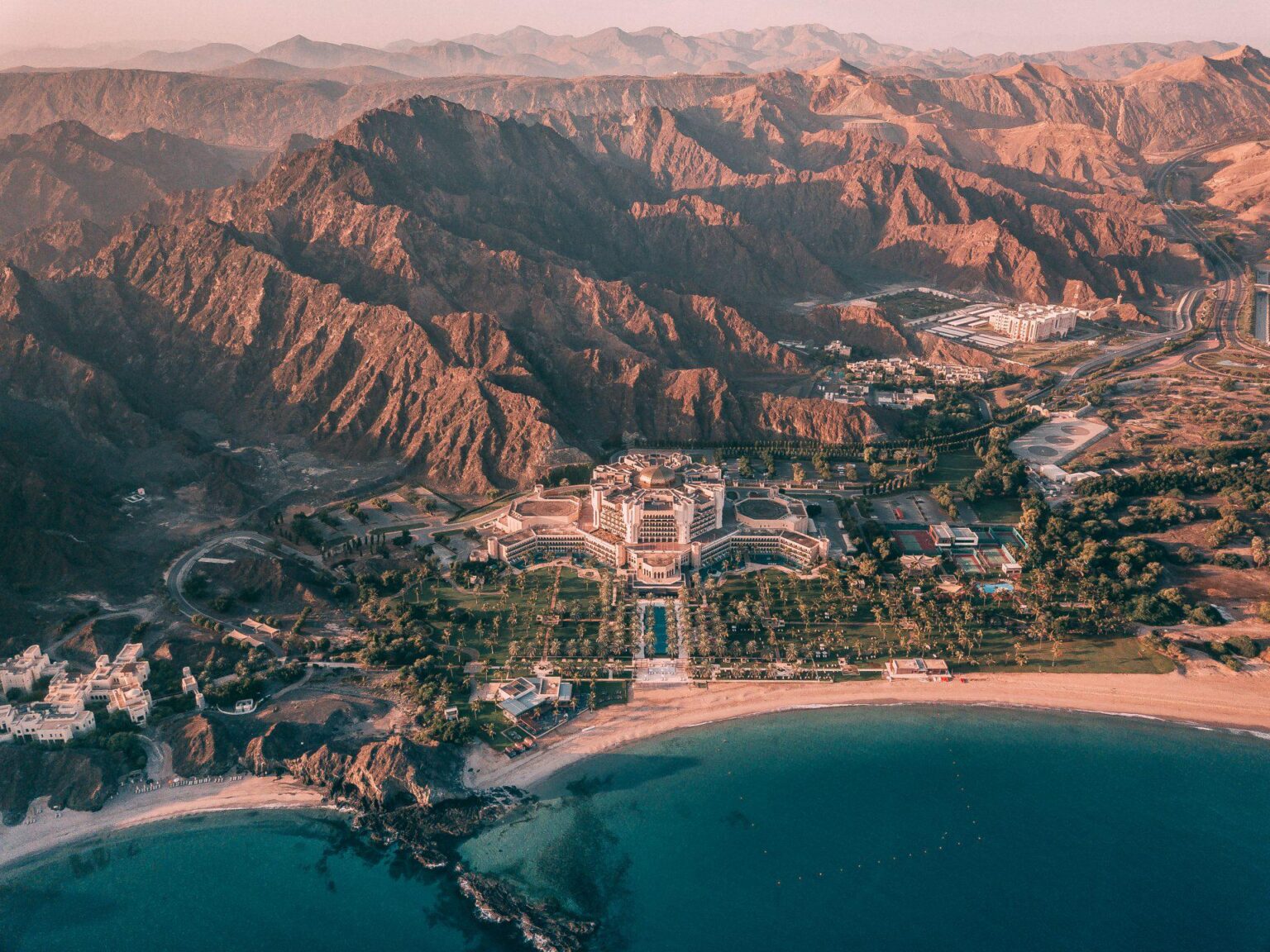 Oman-Muskat-Ritz-Al-Bustan-z-lotu-ptaka.jpg