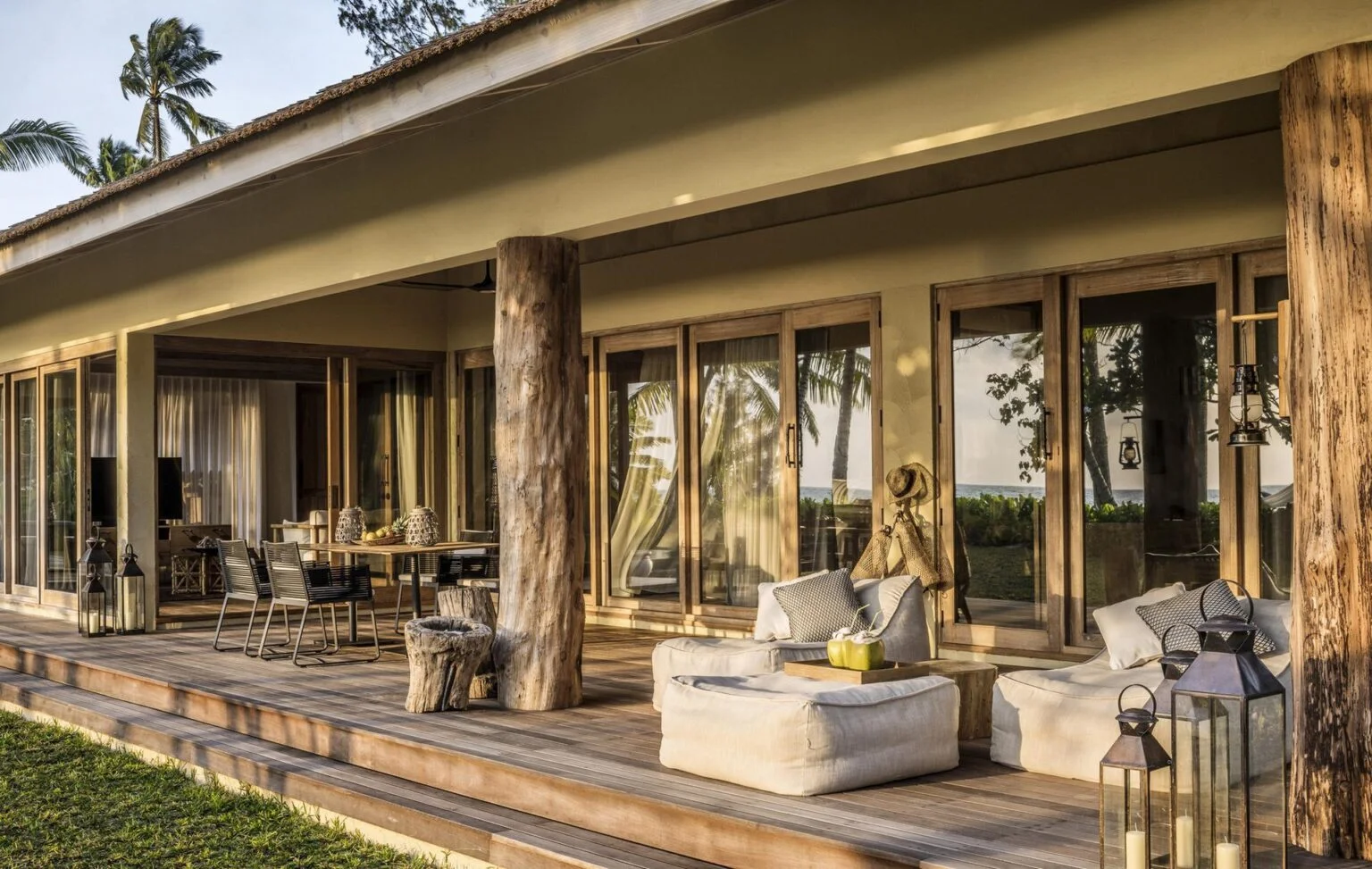 Тераса готелю з коричневим дахом серед пальм