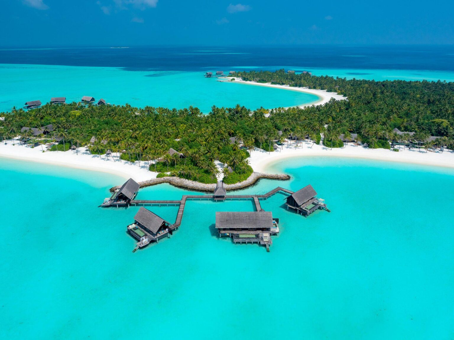 Widok na ocean i las tropikalny z lotu ptaka