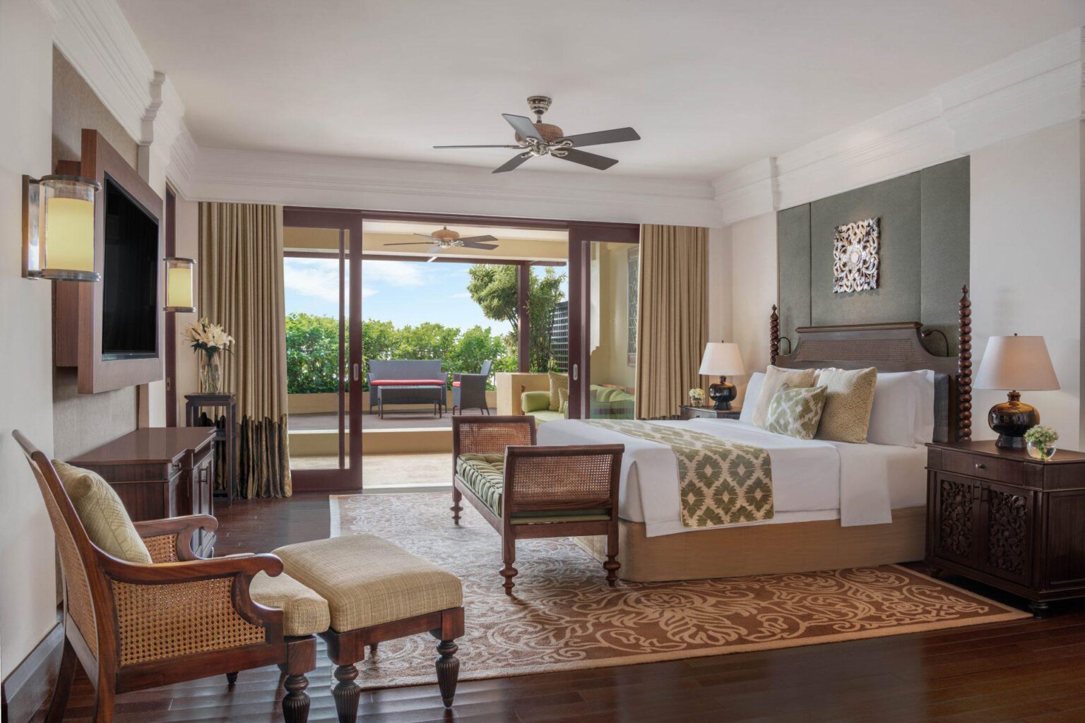 sypialnia w The St. Regis Bali Resort w kolorach jasnego beżu oraz drewnie