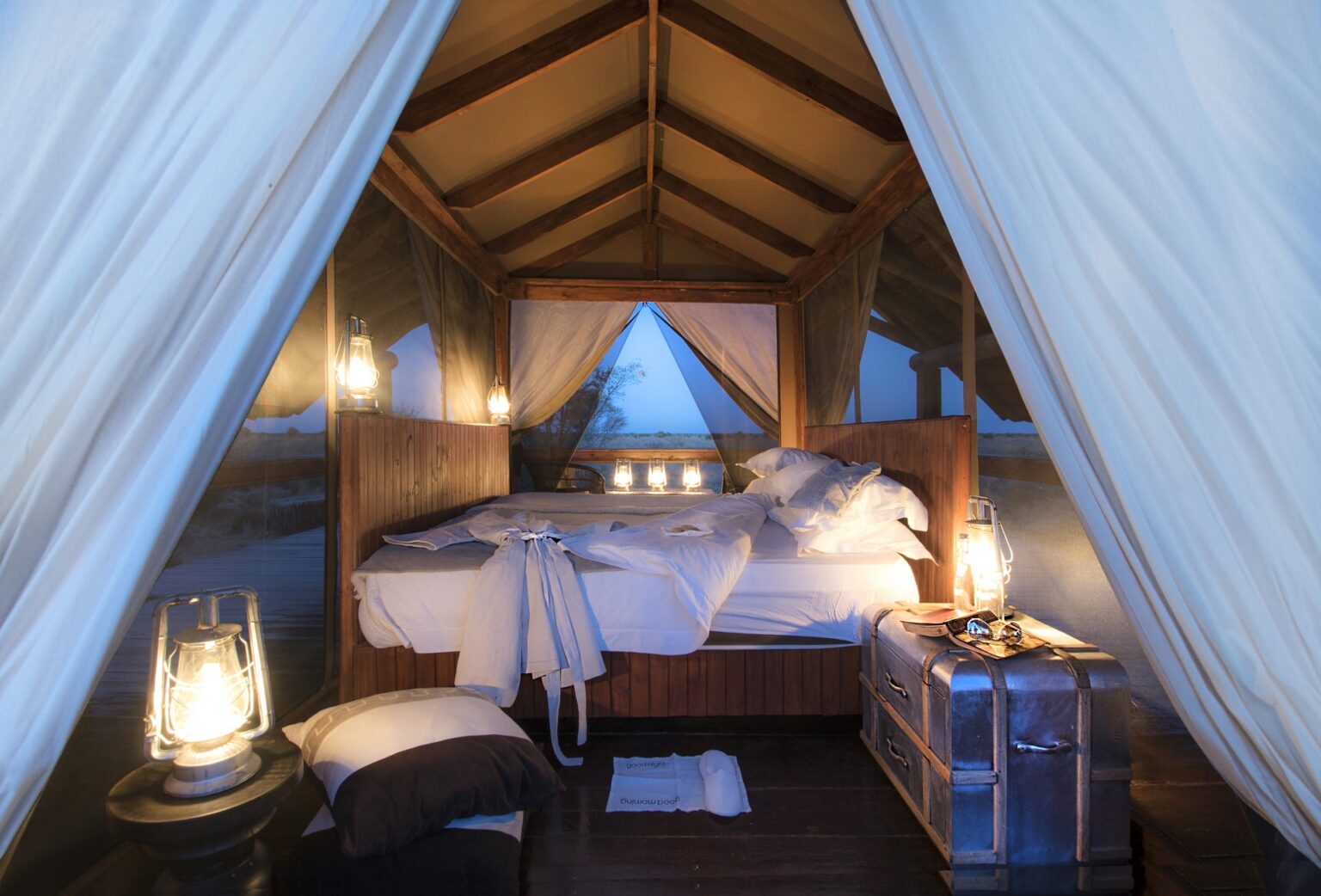 POOL-SUITE-UPSTAIRS-DAY-BED.jpg