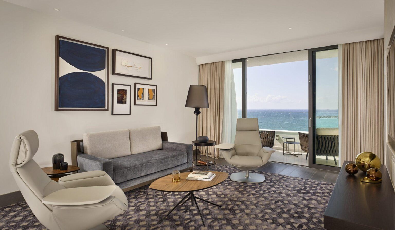 przestronny salon z miejscem do wypoczynku Parklane, a Luxury Collection Resort & Spa z widokiem na morze