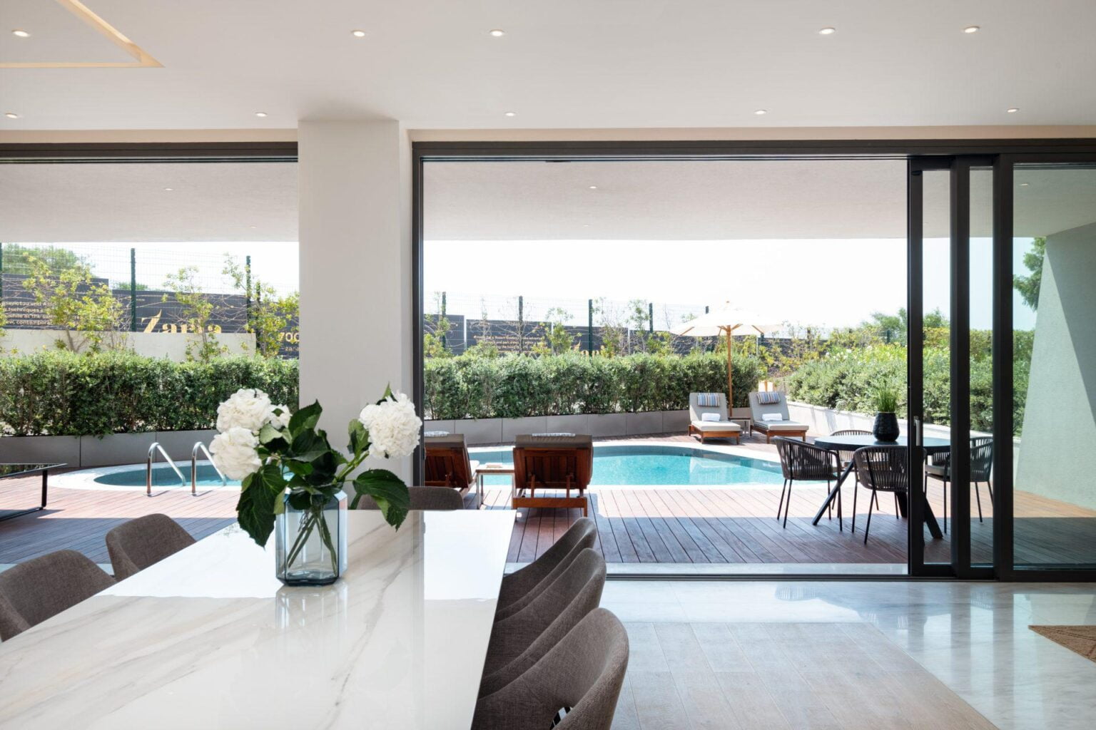 przestronny salon z miejscem do wypoczynku Parklane, a Luxury Collection Resort & Spa z widokiem na prywatny basen