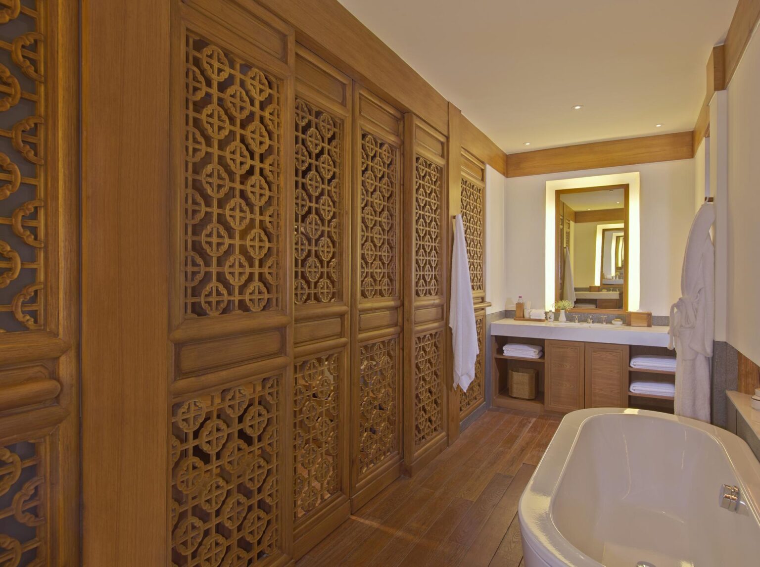 RS1210_Amandayan-Suite-Bathroom.jpg