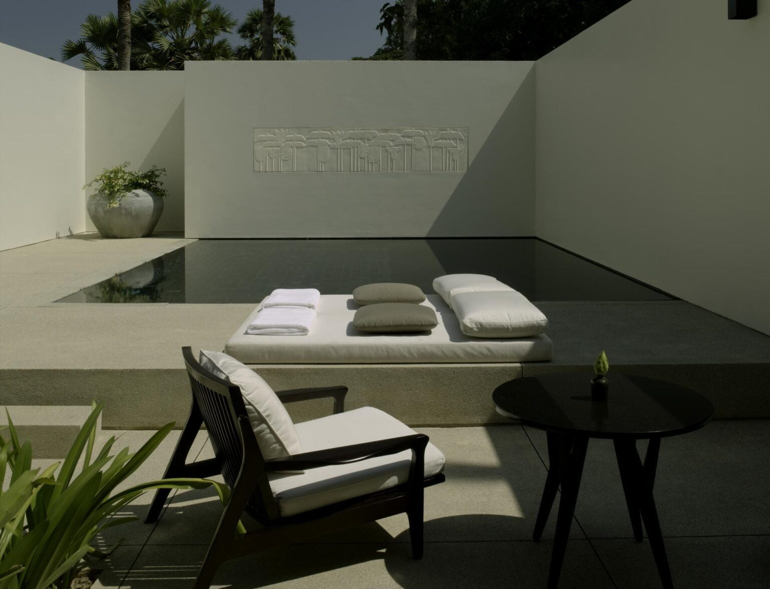 RS1710_Sara-Pool-Suite-Courtyard-1.jpg