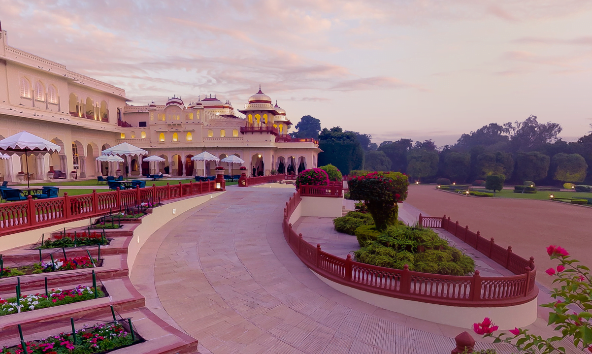 Rambagh-Palace-Jaipur-Indie-luksusowe-hotele-w-Indiach-ekskluzywne-wycieczki-do-Indii-wczasy-w-Indiach-szyte-na-miare-najlepsze-hotele-w-Indiach-15.png