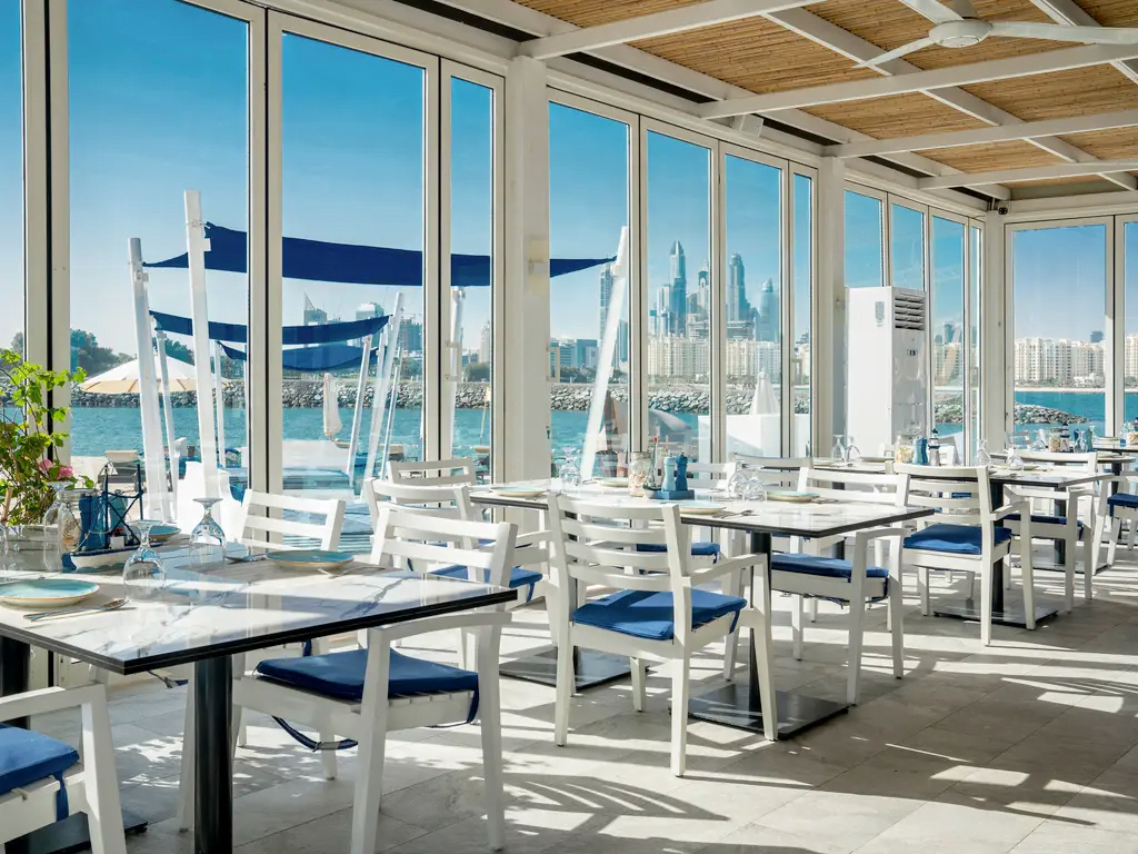 restauracja z widokiem na zatokę urządzona w morskim stylu w Rixos The Palm Hotel & Suites