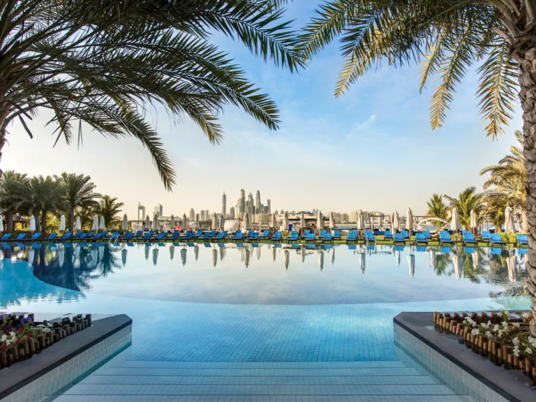 basen zewnętrzny widok na panoramę dubaju w Rixos The Palm Hotel & Suites - Ultra All-inclusive