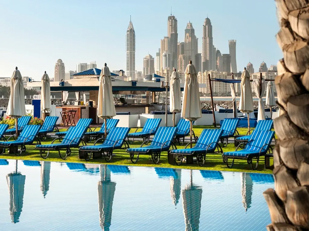 widok na Rixos The Palm Hotel & Suites - Ultra All-inclusive z przodu budynku