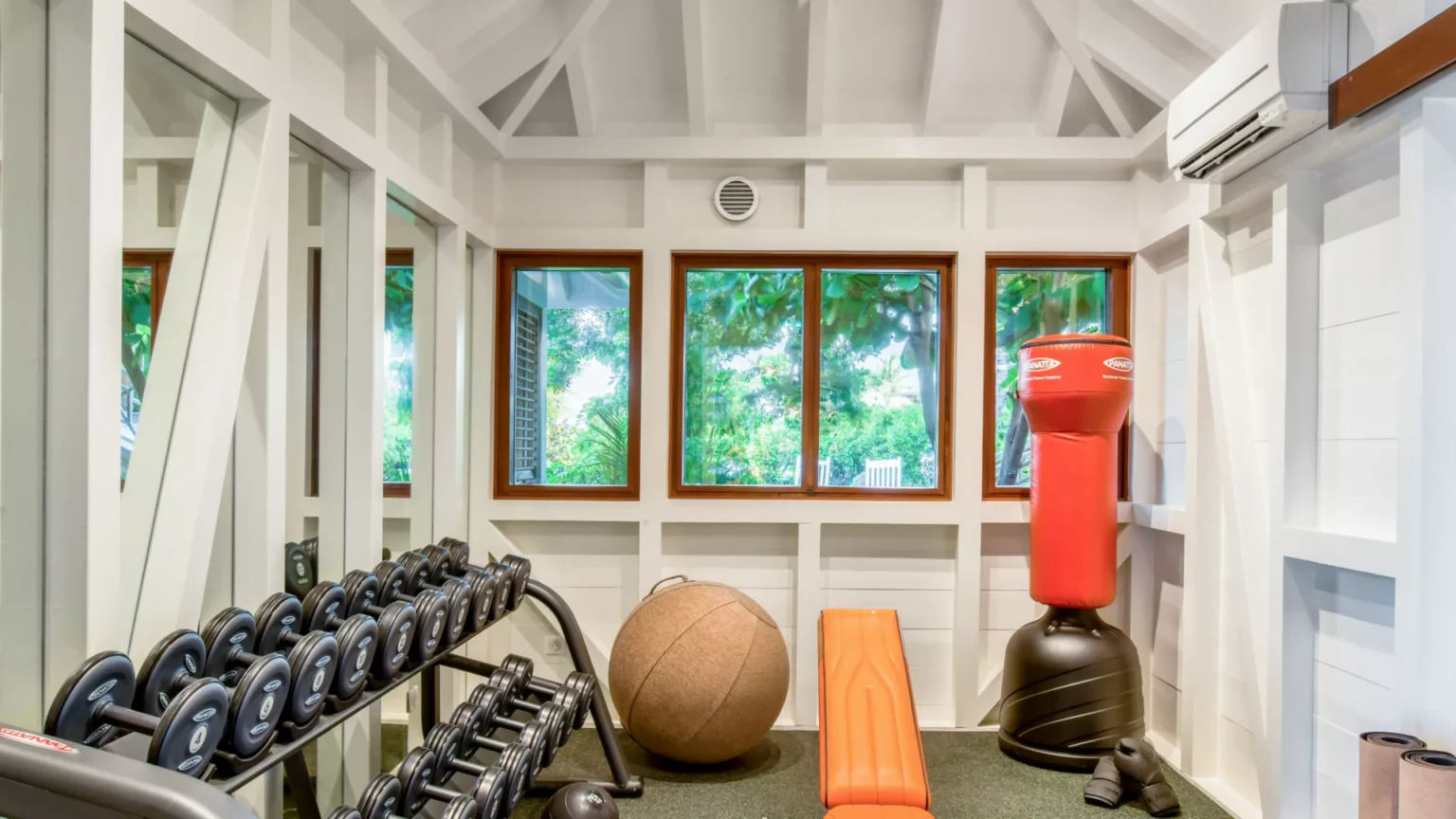 Rosewood-Le-Guanahani-St.-Barth-best-hotels-in-the-Caribbean-luxury-hotels-in-the-Caribbean-exclusive-tours-in-the-Caribbean-St-Barth-luxury-hotels-01 -8.png