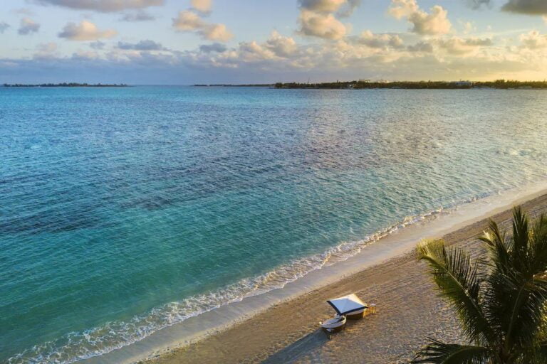 Bahamy – odwiedź raj pełen niespodzianek na Karaibach,Atrakcje,które warto zobaczyć będąc na Bahamach,Różowe plaże na Harbour Island,Dean’s Blue Hole – najgłębszy niebieski dół,Swimming Pigs – pływające świnki na Exuma,Nassau – stolica pełna życia,Lucayan National Park,Bahamy – idealne miejsce na relaks,Rosewood Baha Mar – elegancja i wyrafinowanie,Sandals Emerald Bay – karaibski raj dla dorosłych,Wycieczki na Bahamy z biurem podróży CARTER