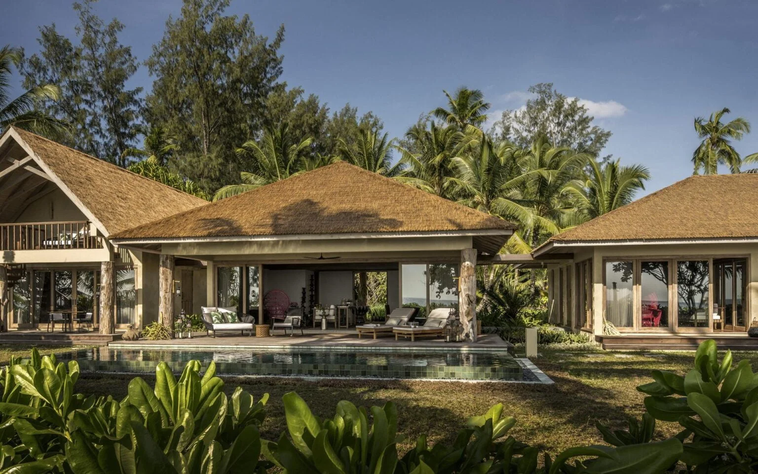 готель з коричневим дахом серед пальм