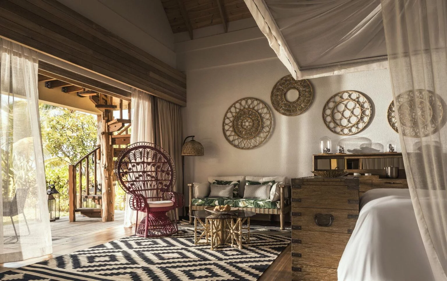 Спальня в японському стилі з коричневими меблями