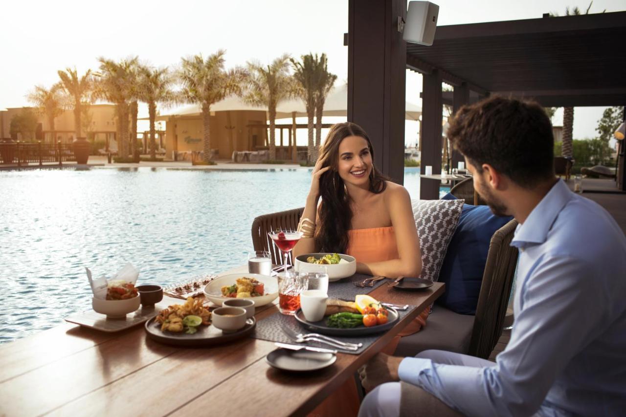 Kobieta i mężczyzna jedzą kolacje w luksusowym resorcie w Abu Dhabi