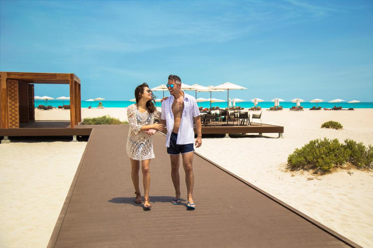 kobieta i mężczyzna spacerujący po plaży w ZEA