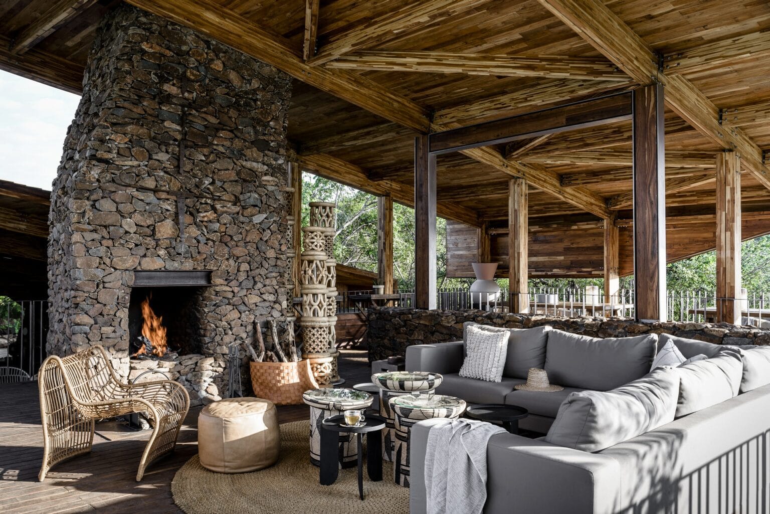 Singita Faru Faru Lodge salon z kominkiem