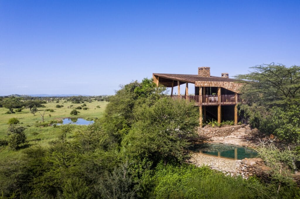 Singita Faru Faru Lodge widok obiektu z przodu