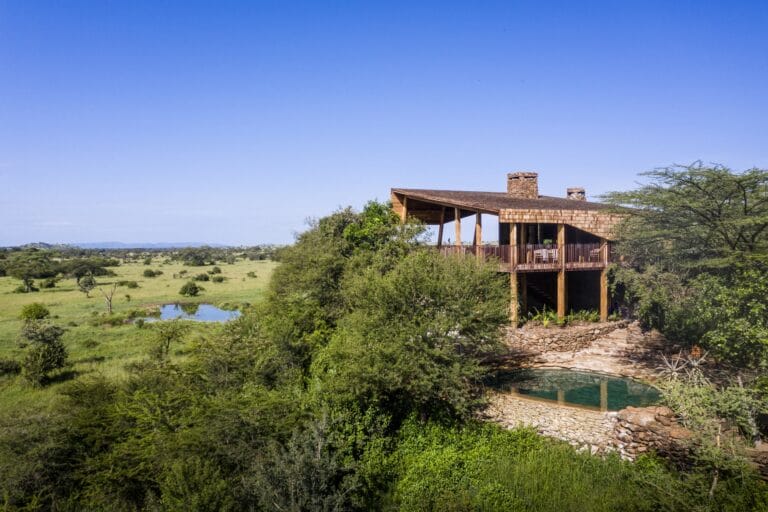 Singita Faru Faru Lodge widok obiektu z przodu