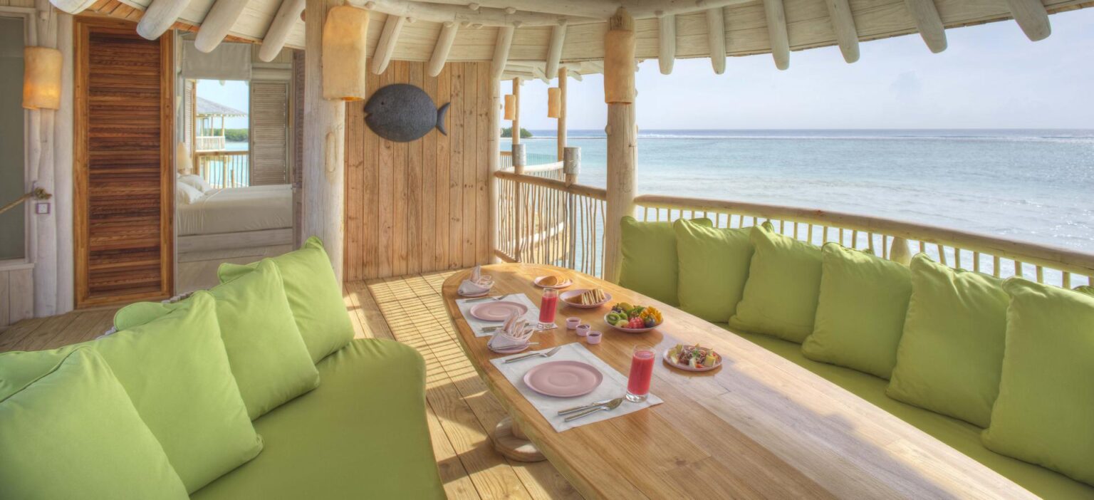 miejsce jadalniane na tarasie z widokiem na lagunę