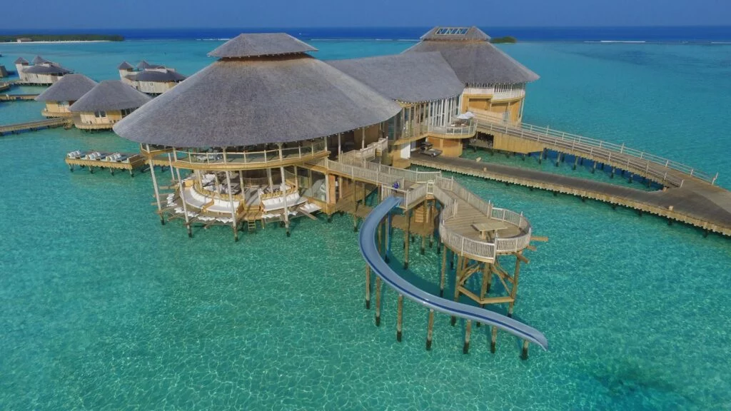 Widok z lotu ptaka na domki nad laguną na malediwach