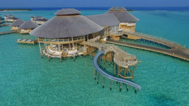 Widok z lotu ptaka na domki nad laguną na malediwach