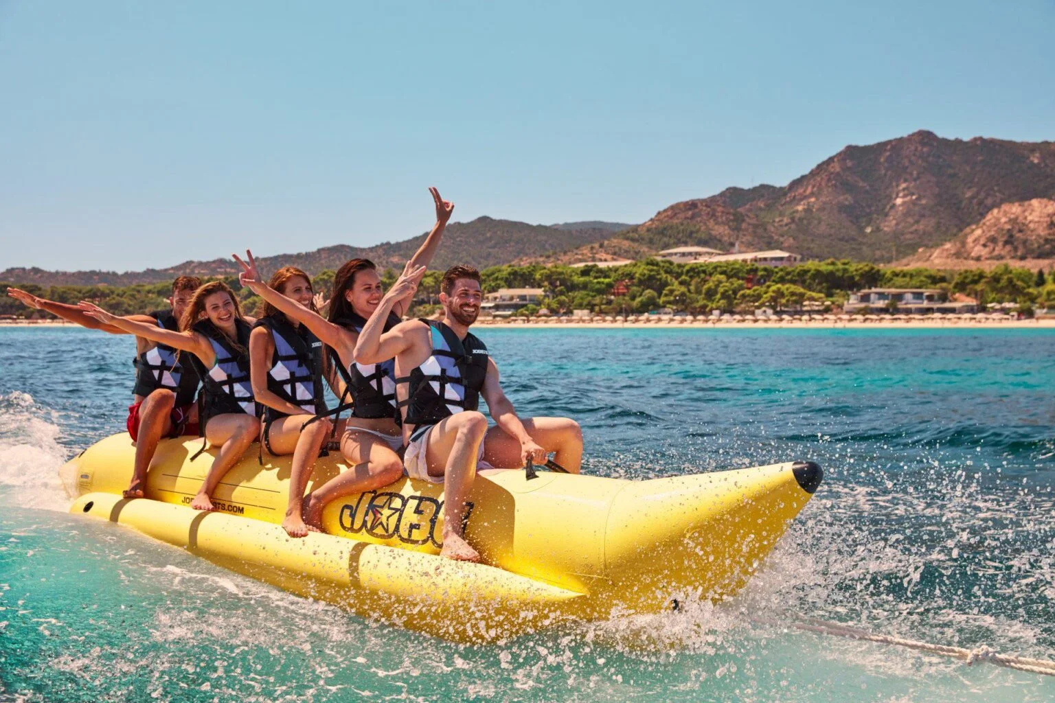 водные виды спорта на пляже Сардинии - мужчины на спортивной лодке