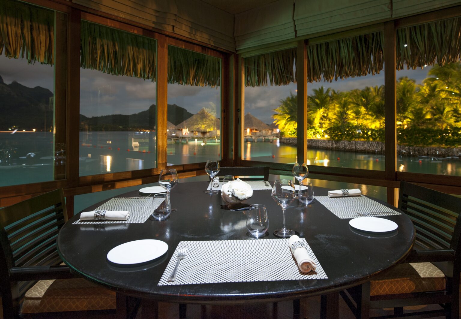 St.-Regis-BoraBora-Restaurant-Lagoon.jpg